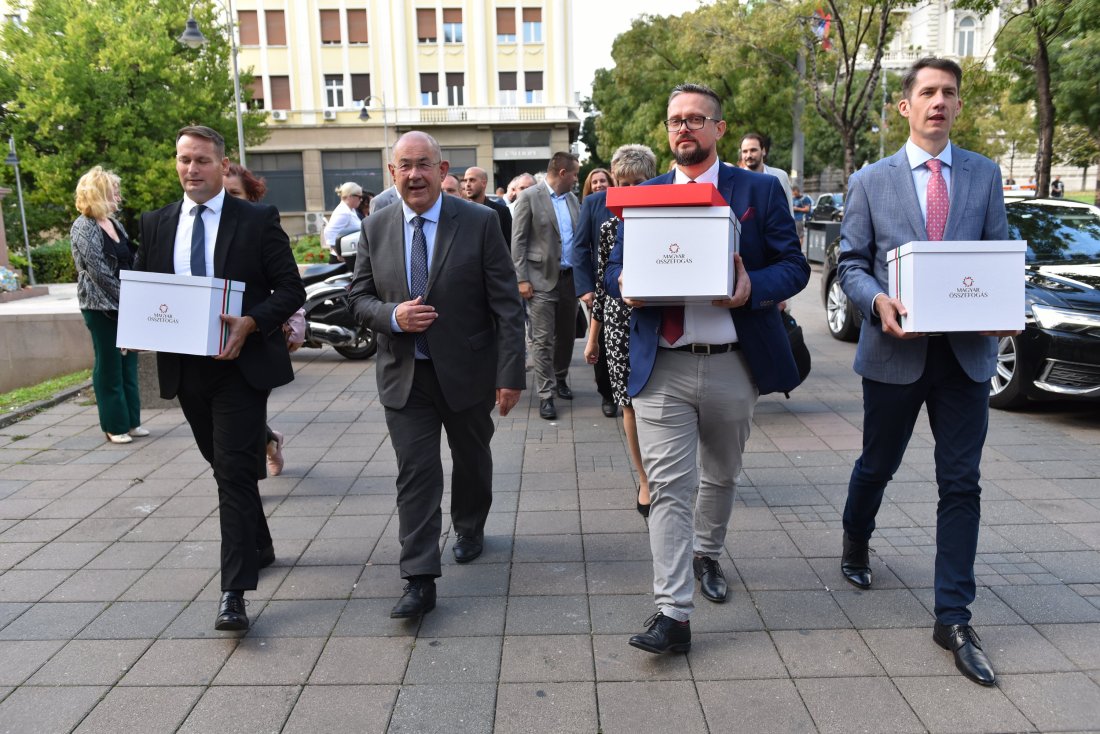 A Magyar Összefogás jelöltlistáját támogató aláírások átadása Belgrádban