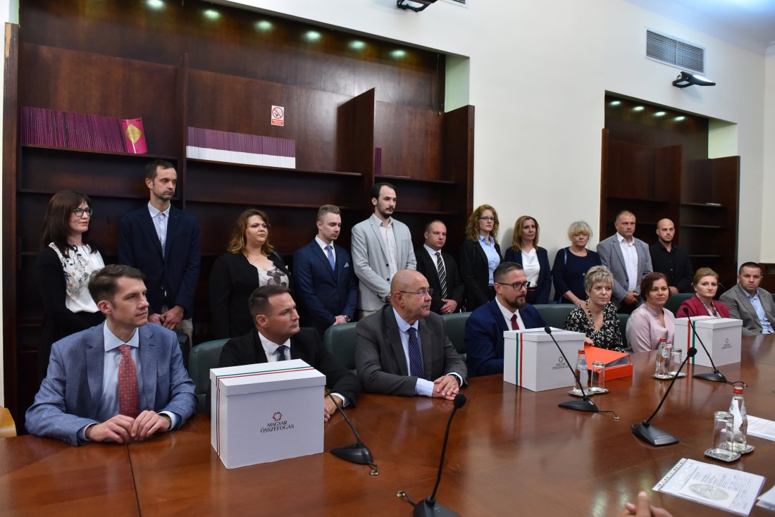 Átadta a támogató aláírásokat a Magyar Összefogás lista