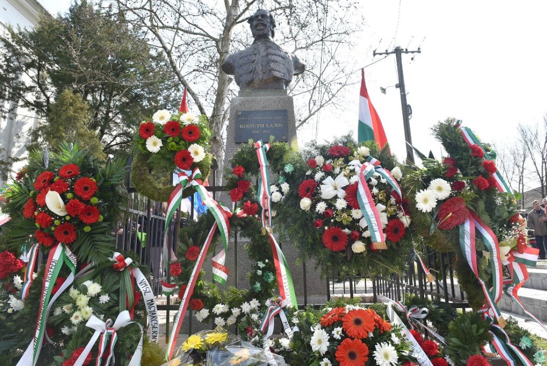 A magyarittabéi Kossuth-szobor újraállítása