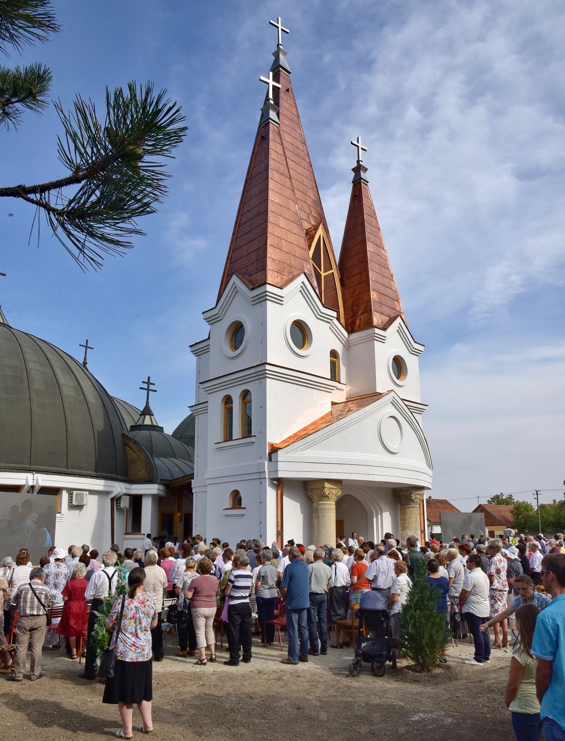A zentai Lisieux-i Kis Szent Teréz-emléktemplom felszentelése
