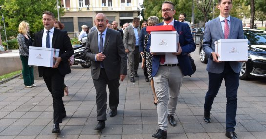 A Magyar Összefogás jelöltlistáját támogató aláírások átadása Belgrádban