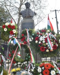 A magyarittabéi Kossuth-szobor újraállítása