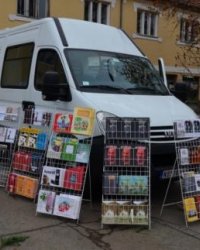 Könyvbusz az „ákácok alatt”